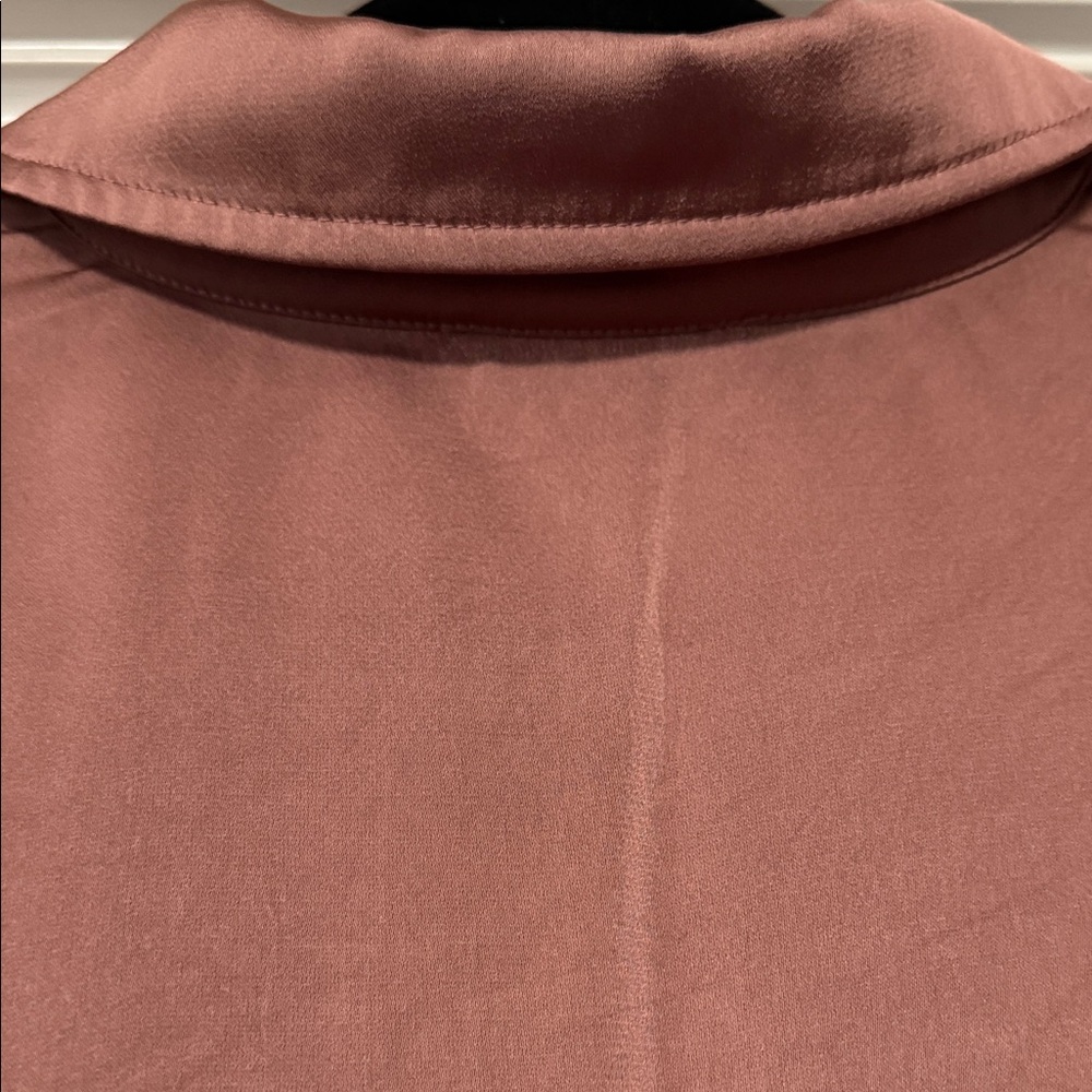 Elegant Brown Button-Up Blouse - Picture 4 of 4